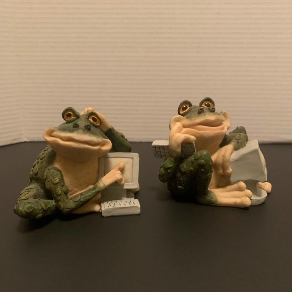 2 Frogs With Vintage Computers. Very cute and qwirky. Excellent cond. Great Gift - Picture 1 of 5